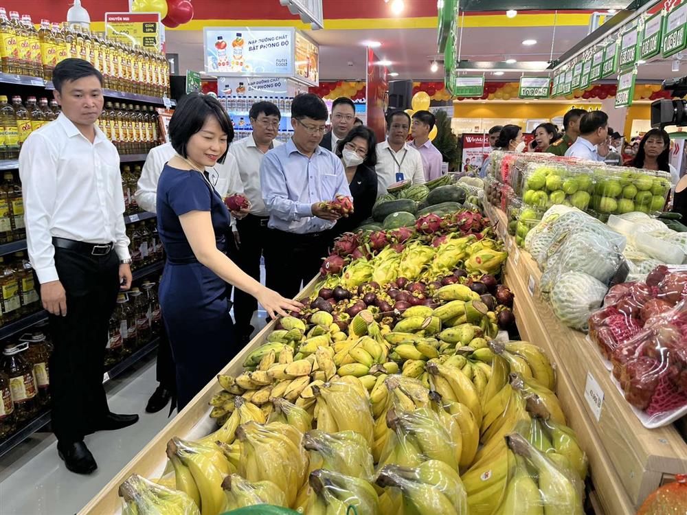 /Bà Nguyễn Thị Phương - Phó TGĐ Thường trực WCM cùng các lãnh đạo tỉnh Tiền Giang tham quan gian hàng tại WinMart Hùng Vương